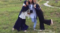 Berfoto bersama adek kelas