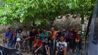 Santai setelah mengelilingi isi Gua Gong