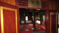 Bagian dalam Masjid Al Alam Cilincing.  Masjid ini ditetapkan menjadi Cagar Budaya Pemprov DKI karena tingginya nilai sejarahnya