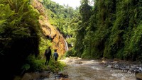 Menyusuri sungai untuk pulang