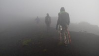 Badai mulai datang di puncak Tambora, Harus segera turun