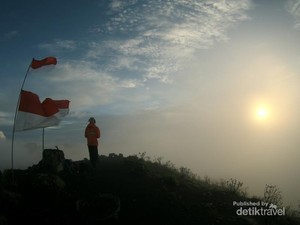 Menaklukan Badai Untuk Gapai Puncak Gunung Tambora