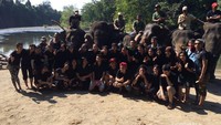 Foto bersama ranger dan gajahnya