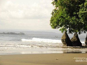 Menaklukkan Gulungan Ombak Pantai Batu Karas