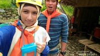 Memakai alat lengkap untuk panjat tebing