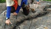 Menaiki tangga besi di Gunung Parang