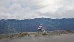 Menaklukkan Lautan Pasir Bromo Naik Sepeda