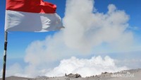 Mahameru dan bendera merah putih