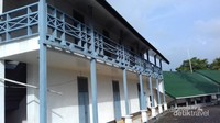Bangunan markas kolonial Hindia Belanda pada masanya. Kini bangunan yang masih mempertahankan arsitektur belanda ini digunakan untuk distrik II Navigasi Sabang.