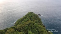 Inilah pemandangan dari atas mercusuar. Landskap kepungan Samudera Hindia ujung barat Indonesia.