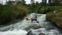 salah satu rombongan saat ikut arung jeram