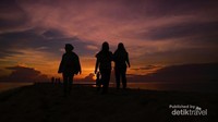 Menikmati senja di Pulau Pasitallu sembari bercengkrama dengan kawan-kawan