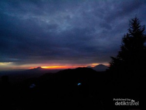 Menanti Golden Sunrise di Puncak Sikunir