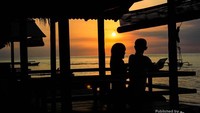 Menikmati sunset berdua