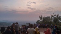 Wisatawan sedang menantikan matahari terbit
