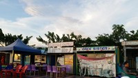 Tenda-tenda menghadap pantai tempat menikmati sore sambil menikmati berbagai kuliner