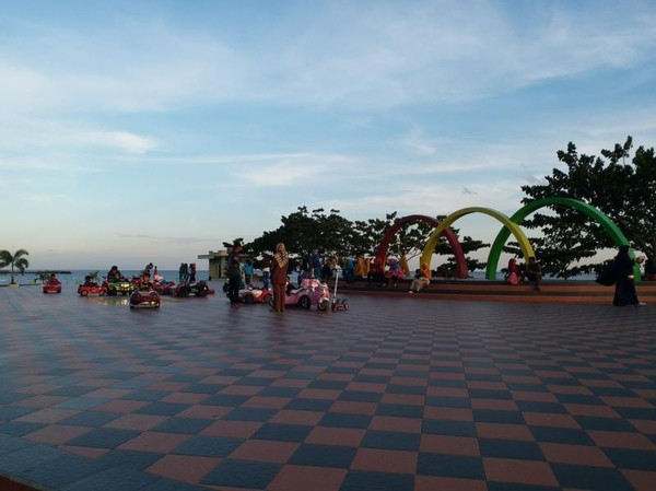 Plaza di sisi Pantai Seruni yang menjadi favorit masyarakat