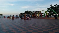 Plaza di sisi Pantai Seruni yang menjadi favorit masyarakat