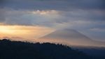 Menanti Sunrise di Kaki Gunung Pesagi, Lampung