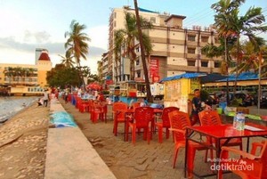 Menanti Sunset & Makan Pisang Epe di Pantai Losari Makassar