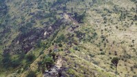 Tanjakan setan, harus melewati dua bukit dengan kemiringan 70 derajat sebelum sampai ke Puncak Kenteng Songo