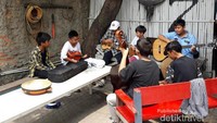 Anak-anak yang berlatih musik Keroncong Tugu, mereka akan menjadi generasi penerus kebudayaan ini
