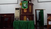 Bagian dalam Gereja Tugu. Gereja ini telah berusia 270 tahun dan menjadi cagar budaya