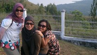Bergaya dilatari Panorama Danau Sentani