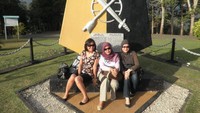 Mejeng di Tugu MacArthur