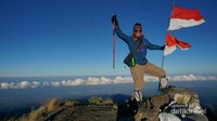 Puncak Gunung Tambora dengan background laut
