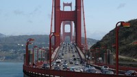 Golden gate dilewati mobil (sumber: en.wikipedia)