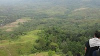 Wisatawan di bukit