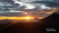 Golden Sunrise di Sikunir.