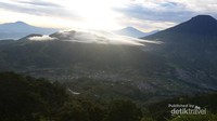 Awan-awan yang menutupi perbukitan di sekitar Sikunir.