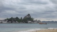 Pemandangan laut dan bebatuan granit dari pantai Pulau Lengkuas