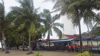 Terdapat warung-warung untuk kita istirahat dan ngemil sambil menikmati pemandangan pantai