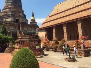 Mencari Berkah di Sumur dalam Stupa Raksasa Thailand