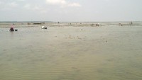 Air di beting perlahan surut