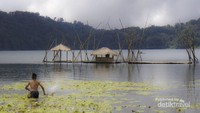 Memancing ikan dengan cara yang tradisional
