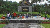 Patung Bunda Maria menjulang tinggi