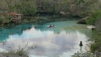 Danau Weekuri berdampingan dengan Laut Sumba. Saat air laut pasang, kedalaman Danau Weekuri bertambah dan makin membuat danau ini makin memesona.