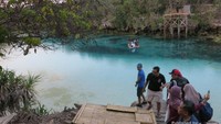 Danau Weekuri berdampingan dengan Laut Sumba. Saat air laut pasang, kedalaman Danau Weekuri bertambah dan makin membuat danau ini makin memesona.