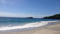 Hamparan Pasir Putih yang Menjorok ke Tengah Laut