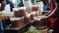 Irisan cabai dan tomat banyak disediakan untuk mempercepat proses penyajian.