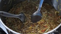 Rujak Es Krim Pak Nardi jadi primadona kuliner saat siang hari.
