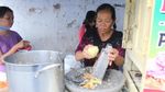 Mencicipi Rasa Unik Rujak Es Krim Pak Nardi