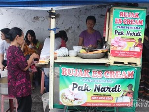 Mencicipi Rasa Unik Rujak Es Krim Pak Nardi