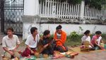 Mencoba Tradisi Beri Makan Biksu di Laos