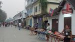 Mencoba Tradisi Beri Makan Biksu di Laos