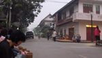 Mencoba Tradisi Beri Makan Biksu di Laos